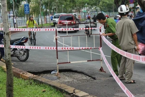 Chậm tìm nguyên nhân nổ hố ga đường Trường Sa là do… mưa?