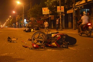 Qua đường ngược chiều bị tông trực diện, ba người chấn thương nặng