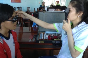 Trẻ 1-7 tuổi nên khám mắt thường xuyên