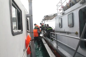 Chìm tàu Hoàng Phúc 18: Sóng lớn, công việc cứu hộ gặp khó khăn