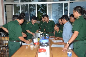 Vận chuyển hàng ngàn USD và vàng qua biên giới bằng... xe máy