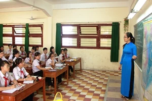 Giả phụ huynh vào trường trấn lột học sinh