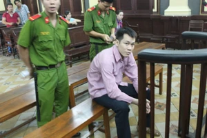 Xét xử người chồng dùng búa giết vợ con vì bị hỏi... lương