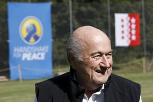 ‘Bố con’ Blatter và Platini thất bại trong việc kiện FIFA