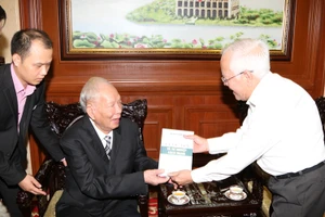Đại tướng Lê Đức Anh tặng hồi ký cho lãnh đạo TP.HCM