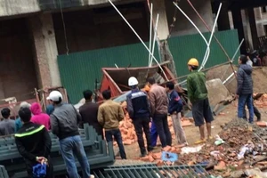 Hà Nội: Rơi thang máy xây dựng, 2 người tử vong