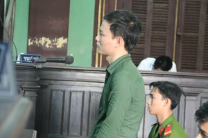 Bị tuyên án tử, bị cáo đá vành móng ngựa, đạp bàn luật sư