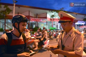 Anh CSGT Đà Nẵng phạt lỗi vi phạm bằng... kẹo cao su