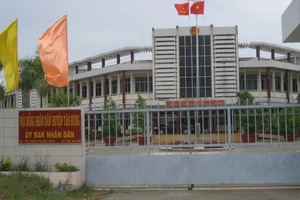 Giáng chức trưởng phòng Nội vụ làm sai lệch hồ sơ 