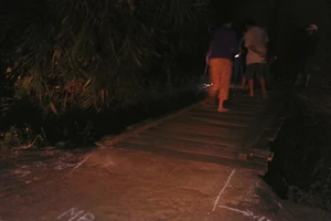 Qua cầu tạm, một người rơi xuống suối tử vong