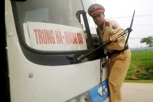 Diễn đàn: Bạn nghĩ gì về việc CSGT nhảy lên nắp capô?