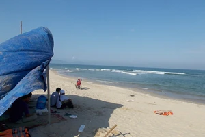 Một công nhân bị sóng biển cuốn mất tích