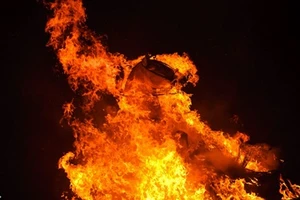 Sạc xe đạp điện, hai cha con may mắn thoát chết