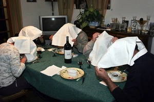 Phải... trùm khăn để ăn món 'tuyệt đỉnh tinh tế và tàn bạo tận cùng'