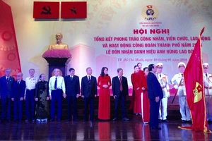 Liên đoàn Lao động TP.HCM đón danh hiệu anh hùng lao động