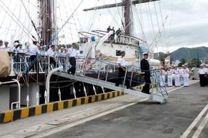 Chùm ảnh: Đón tàu buồm huấn luyện hải quân về nước