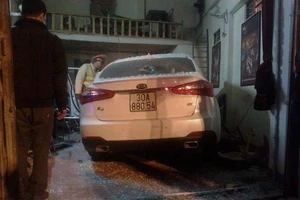 Ô tô chui tọt vào quán Internet, nhiều người bị thương