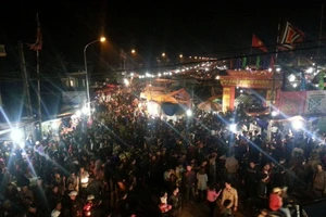 Chợ Viềng: Nghẹt thở đi chợ cầu may