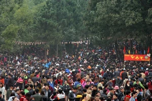 Chùm ảnh: Biển người chen chân tại hội Lim
