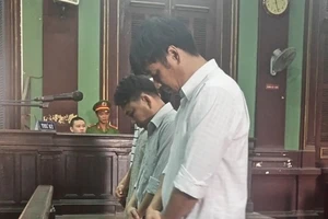 Học viên van xin tha thứ, bảo vệ vẫn chích điện đến chết 