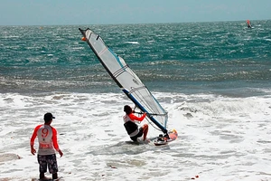 Phan Thiết: Khởi tranh Giải Lướt ván buồm quốc tế năm 2016