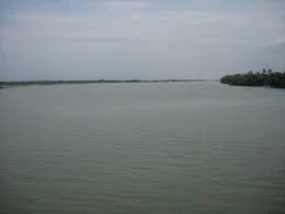 Trượt chân xuống vùng nước sâu, 2 học sinh chết đuối