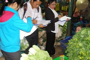 Kiểm tra đột xuất các vựa rau, củ, quả ở chợ đầu mối