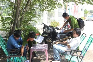 Tạm đình chỉ điều tra vụ 2 phóng viên báo Giao Thông bị hành hung