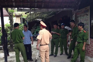 Kinh hoàng: Một phụ nữ bị tưới xăng đốt giữa quán cà phê