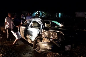 Tàu hỏa tông ô tô, cả gia đình đi viếng đám tang gặp nạn