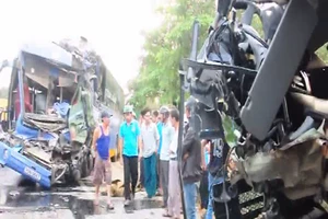 Xe khách tông trực diện xe tải, 1 người chết, 13 người bị thương