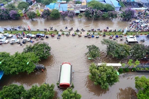 Hà Nội ngập nặng sau trận mưa lớn, giao thông rối loạn