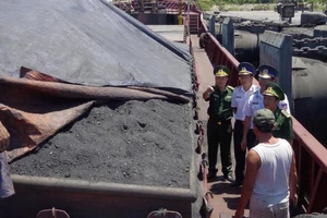 Bắt giữ tàu chở hơn 3.000 tấn than không rõ nguồn gốc