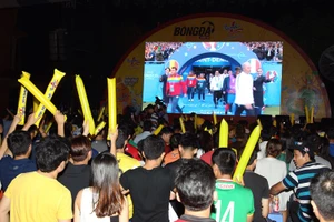 Chùm ảnh: Người Sài Gòn cùng nhịp đập Euro