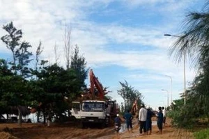 Vỡ đê bao khai thác titan, hàng trăm ngàn khối cát vùi lấp đường lộ