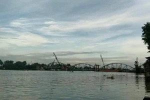 Lắp thành công ba nhịp cho cầu Ghềnh mới