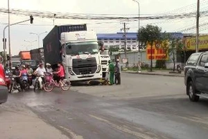 Chạy ngược chiều, cô gái bị container tông trọng thương