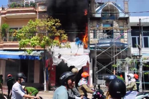 Cháy lớn ở một cửa hàng buôn bán tranh