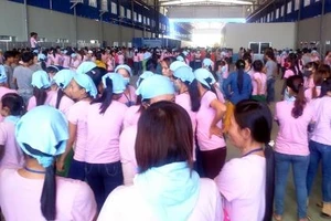 Hơn 1.000 công nhân đồng loạt nghỉ việc đòi giải quyết chế độ 