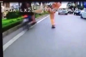 Nhiều bạn đọc đồng tình với anh CSGT giơ chân khiến người vi phạm té ngã