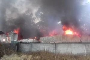 Xưởng nệm mút rộng hàng ngàn m2 bị lửa thiêu rụi hoàn toàn 