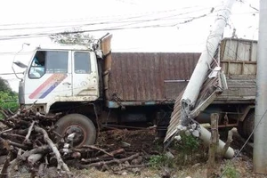 Toàn bộ bệnh viện quân y bị mất điện vì xe tải… húc bay cột điện