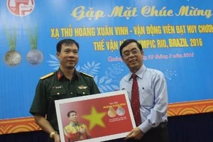 Xạ thủ Hoàng Xuân Vinh được vinh danh tại quê nhà