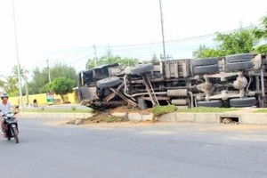 Xe tải chở đất bị lật, tài xế may mắn thoát chết 