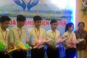 Trao học bổng cho sinh viên nghèo Quảng Ngãi