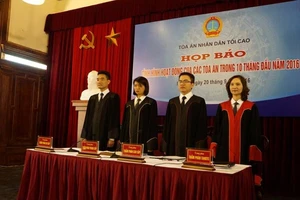 Công bố trang phục xét xử mới của thẩm phán các cấp