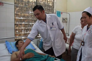 2 CSGT bị hơn chục thanh niên ném gạch đá trọng thương