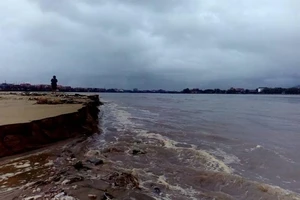 Quảng Bình: Gần 40 tàu cá đứt neo mắc kẹt tại cửa biển 