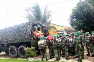 Sư đoàn 968 vào vùng lũ Quảng Bình giúp dân 