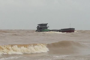 Lặn tìm thuyền viên mất tích trên tàu hàng 